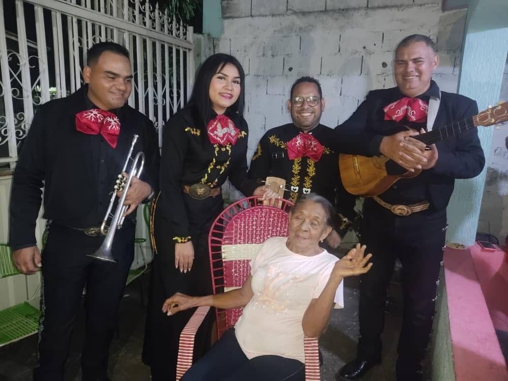 Serenata a domicilio para una abuela, con trompeta, guitarra y vihuela