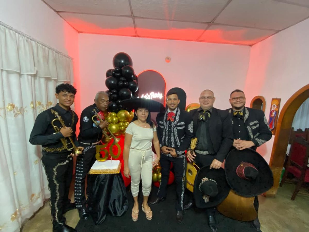 Serenata de cumpleaños número 50 con el mariachi en traje de charro negro