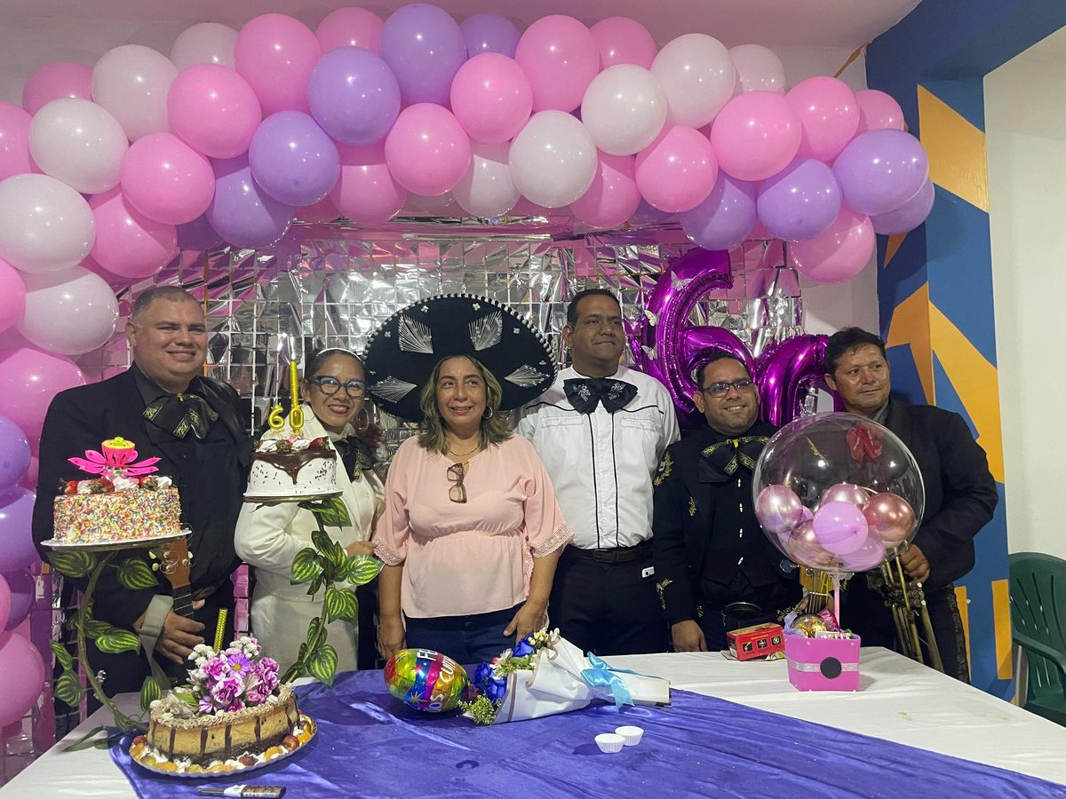 Serenata de cumpleaños número 60 con el mariachi, globos y tortas
