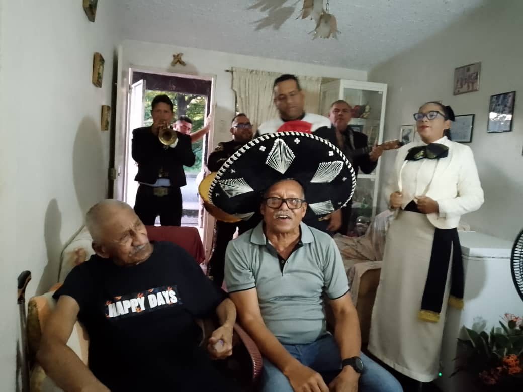 Serenata a domicilio con mariachi para dos señores en la sala de su casa